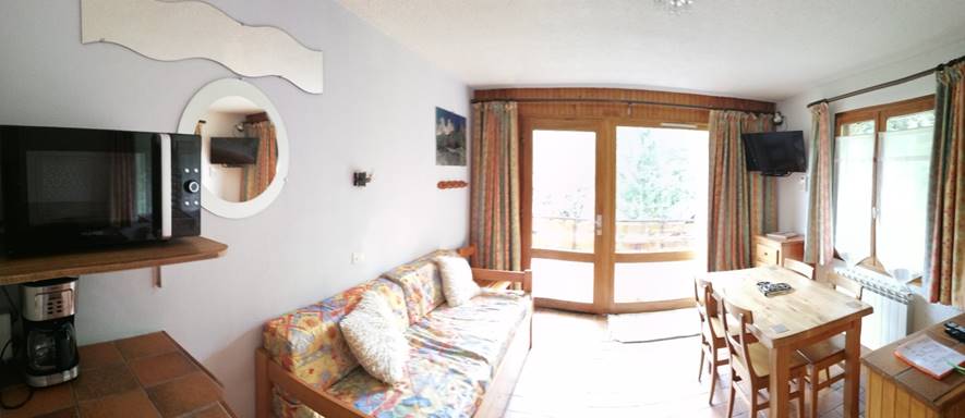 A living room filled with furniture and a large window

Description automatically generated