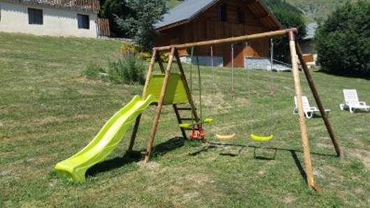 Une image contenant plein air, herbe, terrain de jeux, balanoire

Description gnre automatiquement