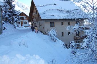 Une image contenant plein air, hiver, maison, neige

Description gnre automatiquement
