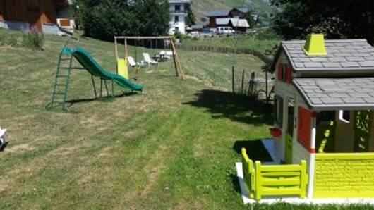 Une image contenant plein air, herbe, terrain de jeux, yard

Description gnre automatiquement