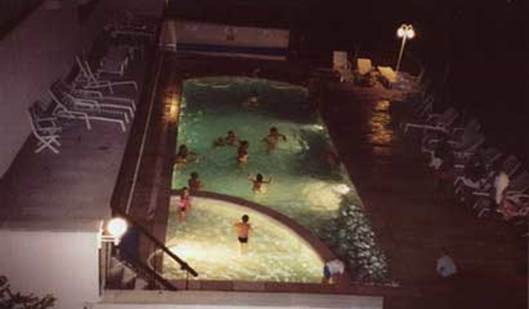 Une image contenant piscine, nuit, plein air, billard

Description gnre automatiquement